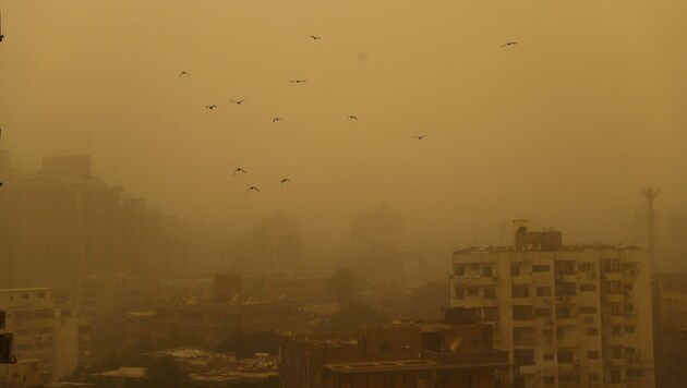 Ein Sandsturm in Kairo (Bild: Sui Xiankai Xinhua / Eyevine / picturedesk.com)