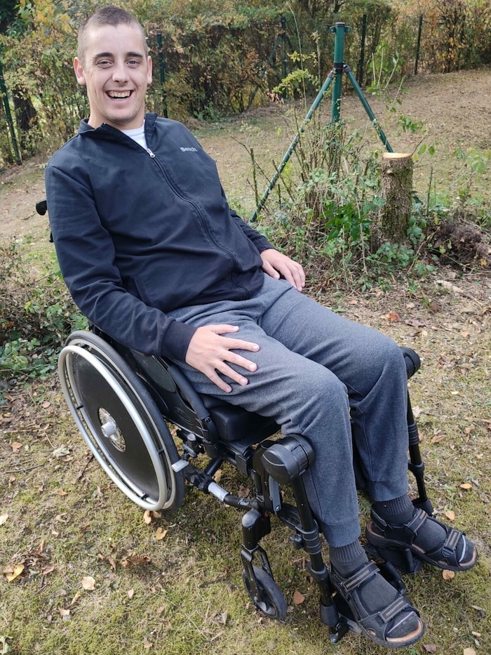 Der Rollstuhl, den Patrick derzeit verwendet, hat leider keinen Elektro-Antrieb.