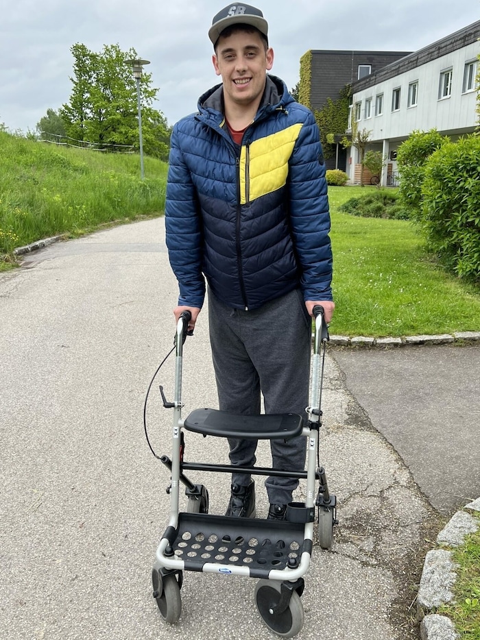 Mit dem Rollator kann Patrick nur mehr ein paar wenige Schritte zurücklegen.