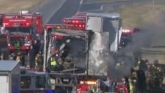 Mindestens drei Fahrzeuge gerieten nach dem Unfall in Brand. (Bild: KameraOne)