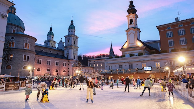 Die Eislaufbahn am Mozartplatz im vergangenen Jahr (Bild: Christkindlmarkt/Franz Neumayr)