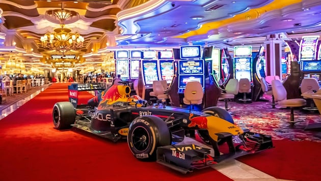 Max Verstappens RB19 mitten im Casino. (Bild: Garth Milan / Red Bull Content Pool)