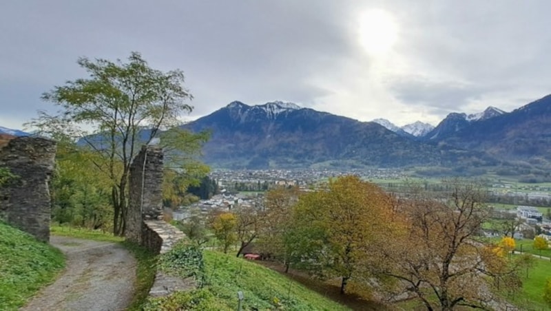 Von der Ruine Jagdberg bieten sich eindrucksvolle Ausblicke aufs Walgaugebiet (Bild: Bergauer)