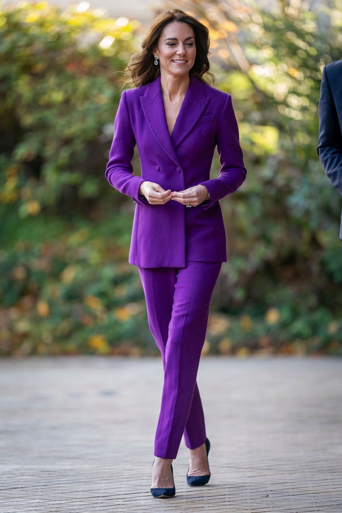 Prinzessin Kate trug bei dem für sie so wichtigen Termin einen violetten Hosenanzug.