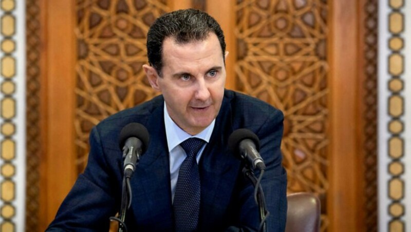 Präsident Bashar al-Assad hat zwölf Jahre Bürgerkrieg in seinem Land überlebt und erfährt seit geraumer Zeit eine langsame Rehabilitierung auf der internationalen Bühne. (Bild: APA/AFP/Syrian Presidency Facebook page/Handout)