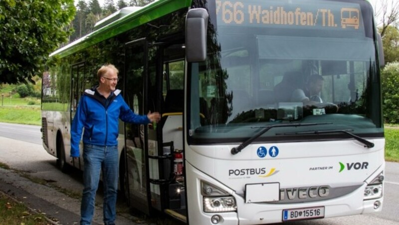 Der Bezirkschef des SPÖ-Gemeindevertreterverbandes Kurt Lobenschuß kritisierte zu Schulbeginn verheerende Fahrzeiten der Schulbusse. Jetzt hat man der Verkehrsverbund Ostregion (VOR) nachgeschraubt. (Bild: Klaus Schindler)