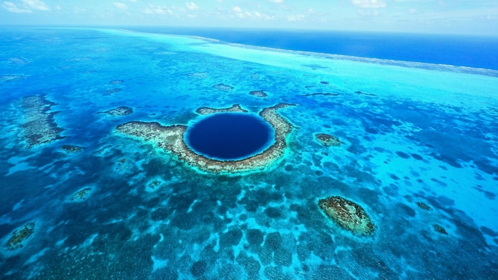 Das Great Blue Hole vor der Küste von Belize ist 125 Meter tief und Ausgangspunkt eines ...