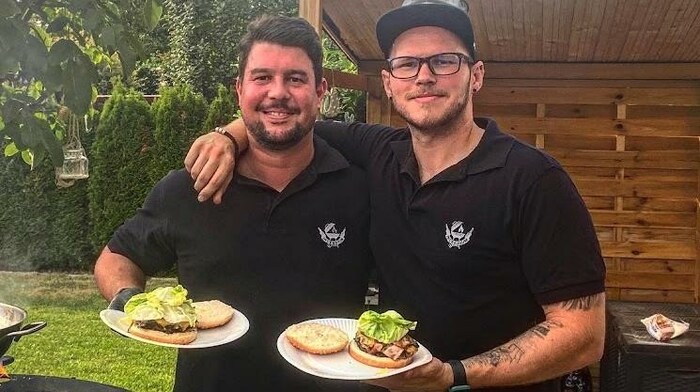 Die Sizzle Neighbours grillen und essen gemeinsam und wollen ihr Können auch bei Festen unter ...