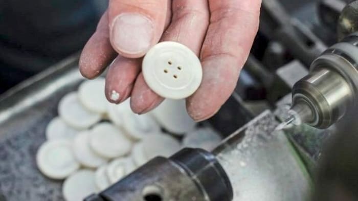 In Felling werden Knöpfe aus Perlmutt erzeugt.