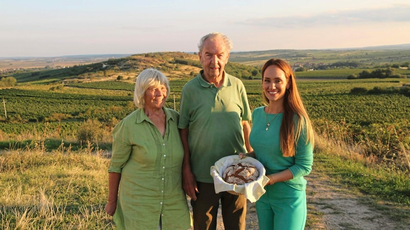 Rudolf und Hermine Schuch haben Sasa Schwarzjirg bei der Windmühle begrüßt. (Bild: Krone TV)