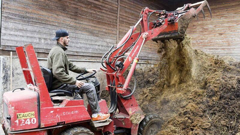 Auf dem Bauernhof groß geworden: Nino Sifkovits wünscht sich mehr Respekt für seinen Beruf. (Bild: © Sky/B 28 Produktion/Stefanie Schumacher)