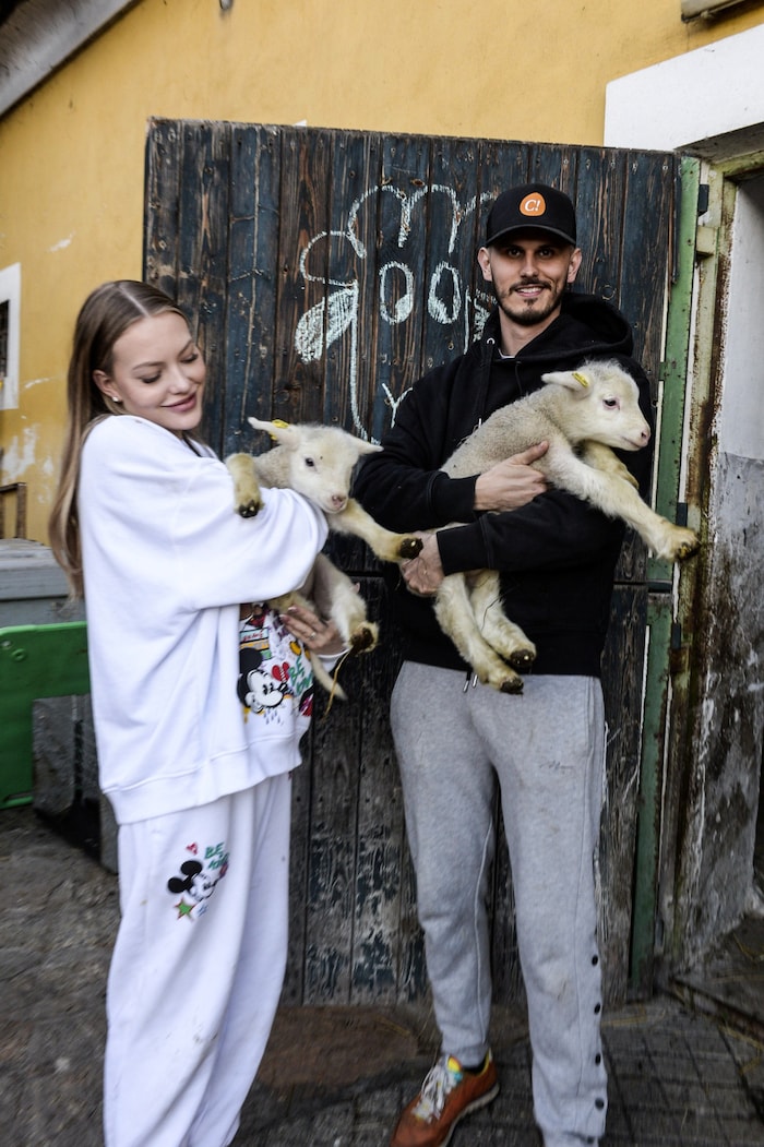 Cheyenne Ochsenknecht mit ihrem Mann Nino Sifkovits am Chianinahof in Dobl bei Graz.