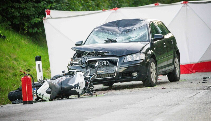 Nach dem Zusammenstoß wurde der Motorradfahrer noch gegen ein nachkommendes Auto geschleudert. (Bild: Scharinger Daniel)