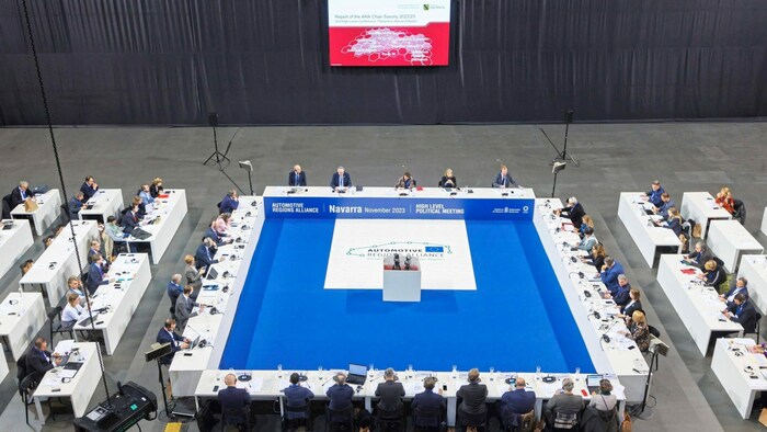 Im spanischen Pamplona stieg der Gipfle der europäischen Automobil-Regionen.