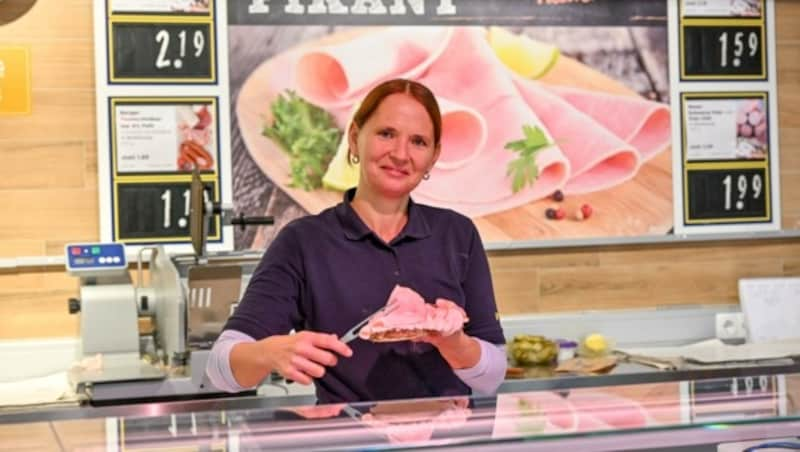 Birgit E. ist eine von vier verbliebenen Verkäuferinnen in Teilzeit in der Feinkost des Unimarktes. (Bild: Dostal Harald)