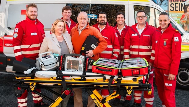 Ein Besuch bei seinen Lebensrettern in Krems: Wilhelm Bauer bedankte sich bei den Ersthelfern des Roten Kreuzes. (Bild: Rotes Kreuz Niederösterreich)