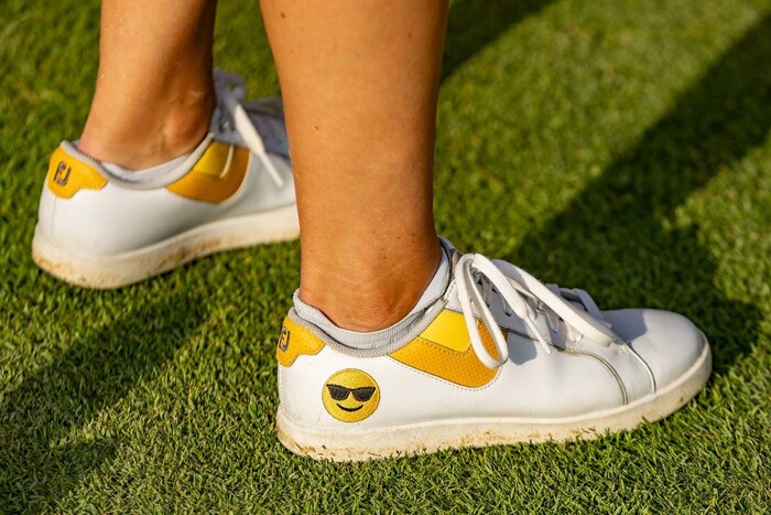 Die Schuhe von Christine Wolf passen zum prächtigen Wetter auf Mallorca.