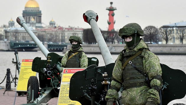 Versorgt ein oberösterreichisches Unternehmen Russlands Rüstungsindustrie mit wichtigen Maschinen (im Bild: Leistungsschau der russischen Armee im Jahr 2022 anlässlich des Artillerietages in St. Petersburg)? (Bild: AFP or licensors)