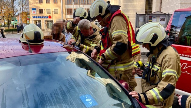 Die Feuerwehr Oberndorf konnte den Schlüssel aus dem Auto holen und das Fahrzeug aufschließen. (Bild: FF Oberndorf, Krone KREATIV)