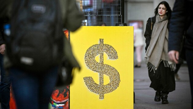 An der Arbat-Straße in der Moskauer Innenstadt ist ein Gemälde mit einem Dollar-Zeichen zu sehen. (Bild: APA/AFP/Alexander NEMENOV)