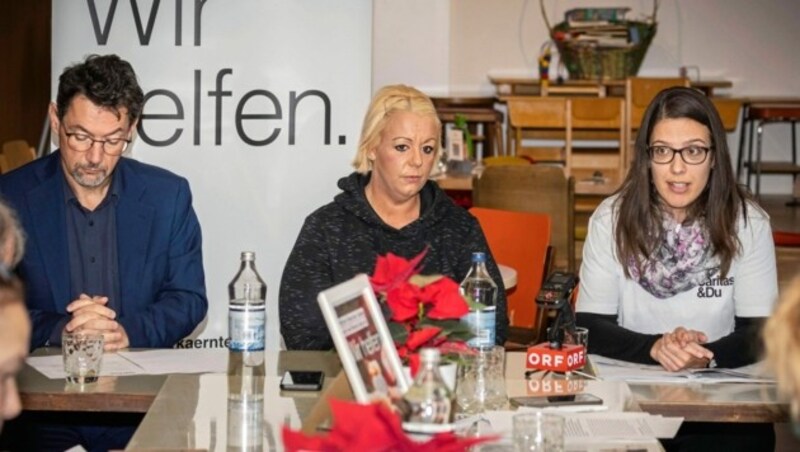 Sandriesser (li) und Christine (re) von der Kärntner Caritas mit Klientin Bettina. (Bild: Caritas/Johannes Leitner)