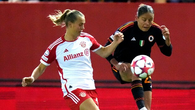 Romas Laura Feiersinger (re.) im Zweikampf. (Bild: ASSOCIATED PRESS)