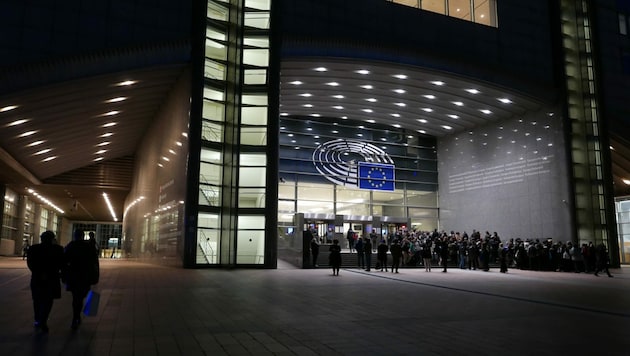 Blick auf den Eingang ins Europäische Parlament in Brüssel (Bild: LiveBild)