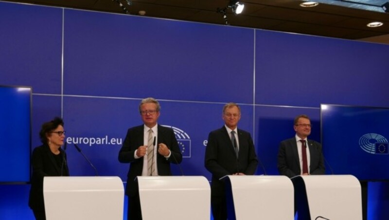 Intendantin Elisabeth Schweeger, Landeshauptmann Christopher Drexler, Landeshauptmann Thomas Stelzer; Hannes Heide, Abgeordneter Europäisches Parlament (Bild: LiveBild)