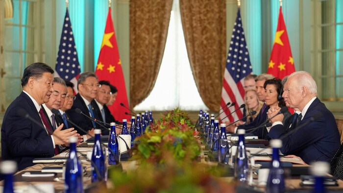 Präsident Joe Biden lauscht Chinas Präsident Xi Jinping während ihres Treffens.