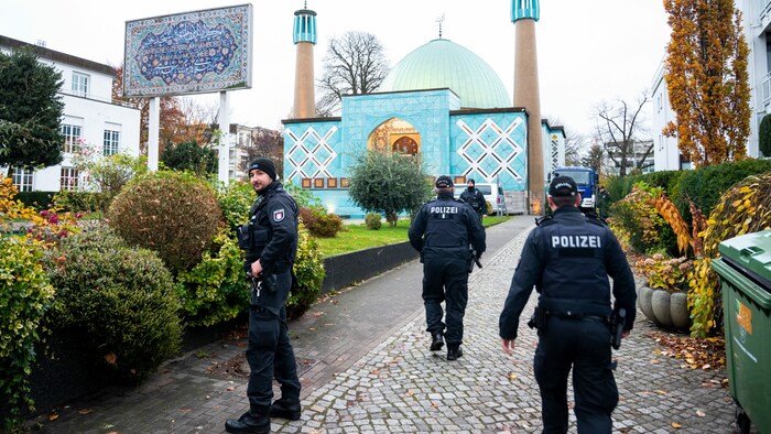 Einsatzkräfte der Polizei während einer Razzia beim islamischen Zentrum Hamburg vor der Blauen ...