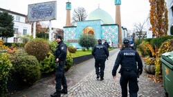 Einsatzkräfte der Polizei während einer Razzia beim islamischen Zentrum Hamburg vor der Blauen Moschee an der Außenalster. (Bild: APA/dpa/Daniel Bockwoldt)