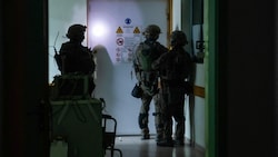 Israelische Truppen fanden nach eigenen Angaben Waffen der Hamas in der Klinik. (Bild: AFP)