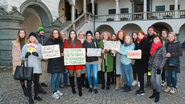 Rund 20 Frauen protestierten vor dem Kärntner Landtag. (Bild: Uta Rojsek-Wiedergut)
