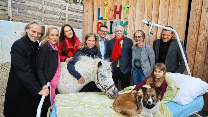 „Lichtblickhof-Botschafter“ unter den Festgästen: Das Schauspieler-Ehepaar Lilian Klebow und Erich Altenkopf (li.) sowie Kabarettist Gery Seidl (re.) waren ebenfalls dabei.  (Bild: Zwefo)