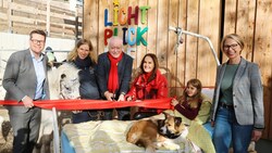 Roswitha Zink und ihr Team freuten sich neben zahlreichen Gästen und Helfern auch Altbürgermeister Michael Häupl, Tierschutzstadtrat Jürgen Czernohorszky (li.), Bezirksvorsteherin Michaela Schüchner (re.) und Tierecke-Chefin Maggie Entenfellner bei der Eröffnung begrüßen zu dürfen. (Bild: Zwefo)