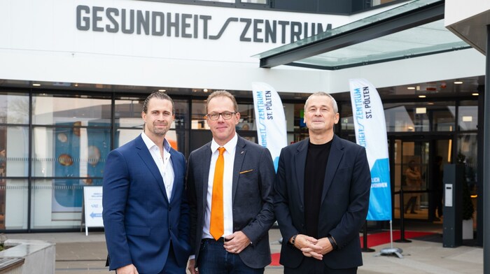 Rafael Pichler, Franz Holler und Andreas Aichberger vor dem Gesundheitszentrum.