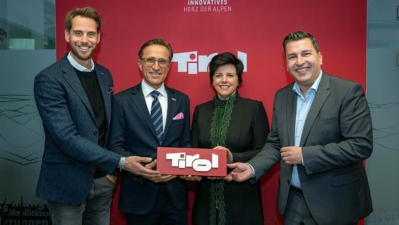 Matthias Pöschl (Agrarmarketing Tirol), Josef Margreiter (Vorsitzender der Geschäftsleitung der Lebensraum Tirol Gruppe), Karin Seiler (Tirol Werbung) und Marcus Hofer (Standortagentur Tirol, von links). (Bild: av-media)