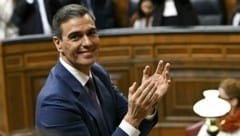 Durch einen gewagten Deal kann sich Sánchez an der Macht halten. (Bild: APA/AFP/JAVIER SORIANO)