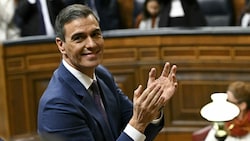 Durch einen gewagten Deal kann sich Sánchez an der Macht halten. (Bild: APA/AFP/JAVIER SORIANO)