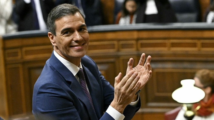 Durch einen gewagten Deal kann sich Sánchez an der Macht halten.