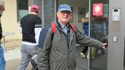 Herr U. muss warten, während Fremde ein- und ausgehen. (Bild: Gerhard Bartel)