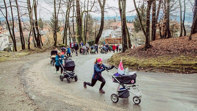 Die Jungmamis joggen mit ihren Kinderwägen das Kreuzbergl hinauf. (Bild: Jasmin López Quezada)