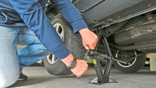 Der Mann arbeitete an seinem Auto, als der Unfall passierte (Symbolbild). (Bild: Christof Birbaumer/Kronenzeitung)