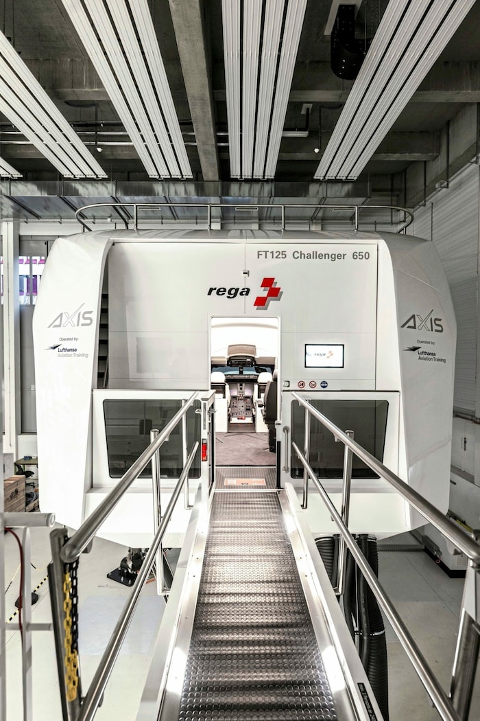 Der Flugsimulator bringt mehr als zwölf Tonnen auf die Waage.