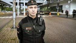 Ein finnischer Grenzbeamter am Übergang Vaalimaa östlich von Helsinki (Bild: APA/AFP/ALESSANDRO RAMPAZZO)