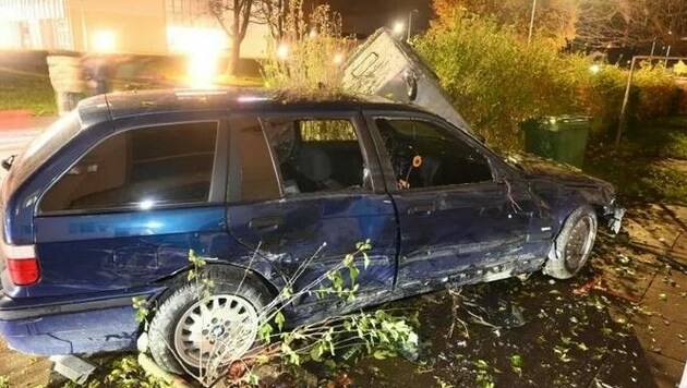 Der Wagen landetet schließlich zwischen einem Gebüsch und einem Müllcontainer. (Bild: Kantonspolizei Sankt Gallen)