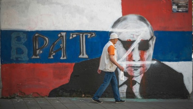 Ein Wandbild in Belgrad stellt Serbien und Russland als Brüder dar. Das Porträt wurde dabei offenbar von Kritikern übermalt (Archivbild). (Bild: APA/AFP/Andrej ISAKOVIC)