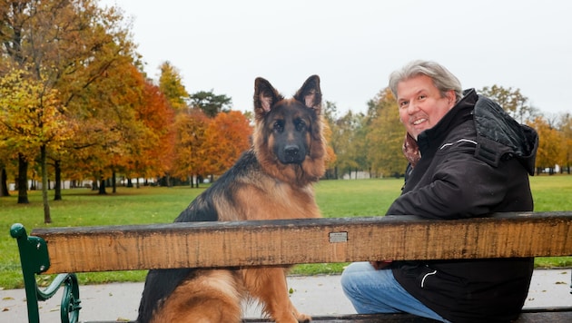Die junge „Enya“ hört auf die Kommandos von Patrick Weigand. Er schult jetzt Hundebesitzer, ...