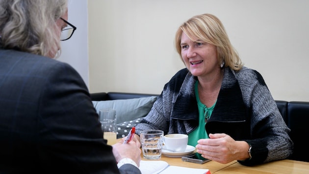 Grünen-Chefin Helga Krismer im Gespräch mit „Krone“-NÖ-Leiter Lukas Lusetzky.  (Bild: Attila Molnar)