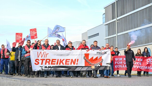 Arbeiterkammer-Präsident Andreas Stangl ging mit Gewerkschaftsvertretern und Betriebsräten von Engel beim Protestmarsch vorne weg. (Bild: Harald Dostal)